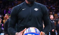 半岛体育教练-爵士掀翻湖人，取得关键胜利