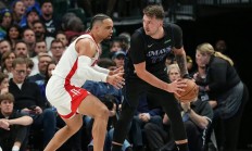 半岛体育平台-火箭遭遇连败，保罗努力发挥未能挽回球队颓势