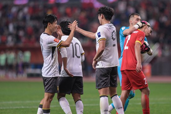 两支中国强队在足球场上交手 两支中国强队在足球场上交手