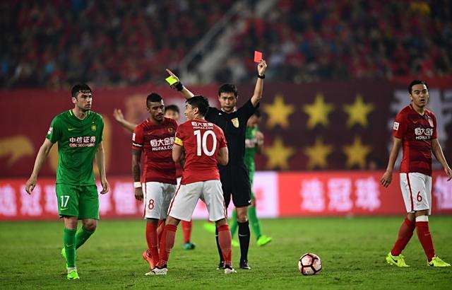 榜首之争!强队之间的对抗激发斗志 榜首之争!强队之间的对抗激发斗志