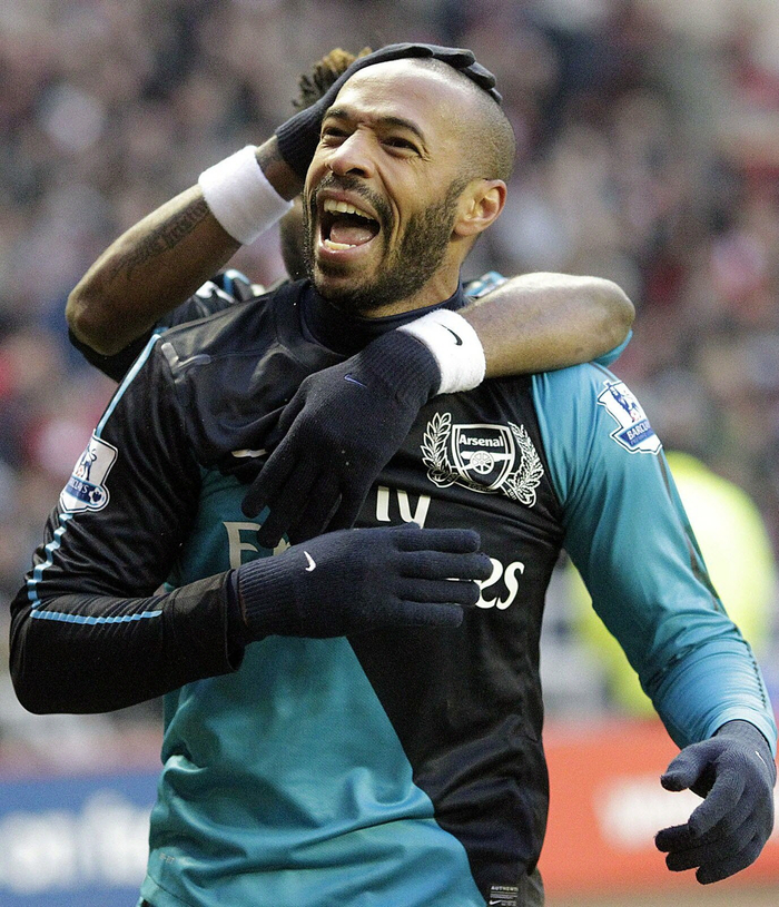 华连苏雷斯为球队打入关键进球 华连苏雷斯为球队打入关键进球