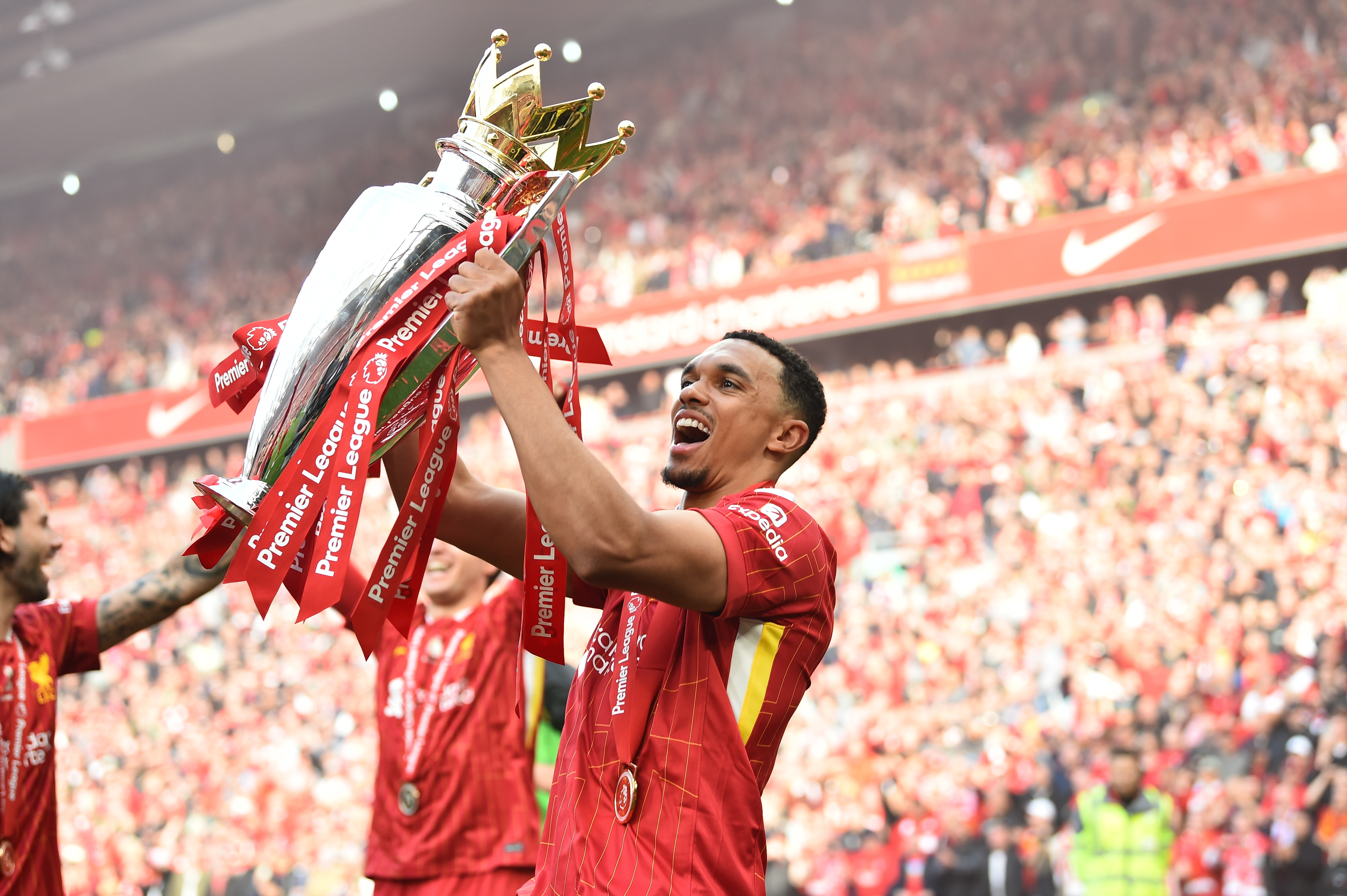 利物浦车手备战新赛季,备受期待的冠军 利物浦车手备战新赛季,备受期待的冠军