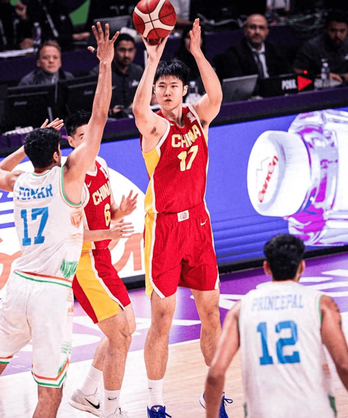 篮球比赛氛围热烈,胜负难预的简单介绍 篮球比赛氛围热烈,胜负难预的简单介绍